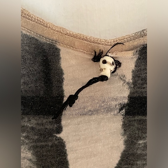 Amy Glenn A147G OOAK hand-painted t-shirt - Picture 4 of 5